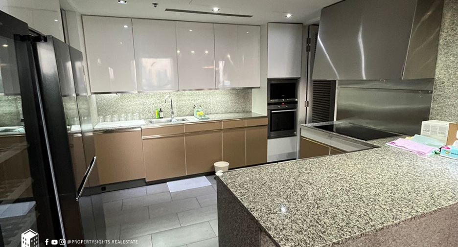 For rent 3 bedrooms condo in Sathon, Bangkok