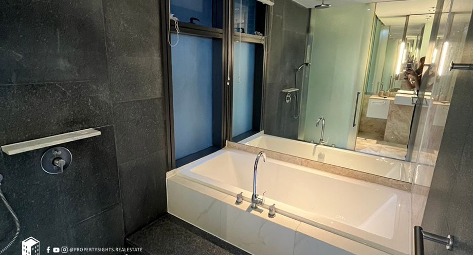 For rent 3 bedrooms condo in Sathon, Bangkok