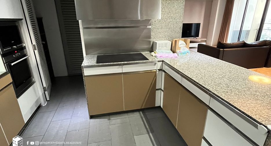 For rent 3 bedrooms condo in Sathon, Bangkok