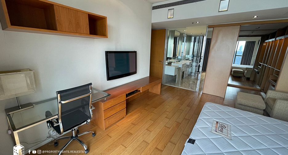 For rent 3 bedrooms condo in Sathon, Bangkok