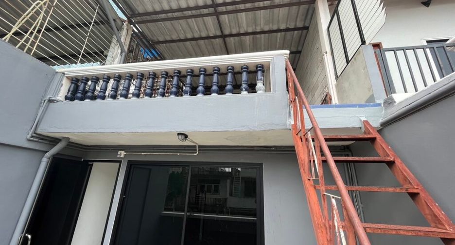 For sale 3 bedrooms townhouse in Sathon, Bangkok