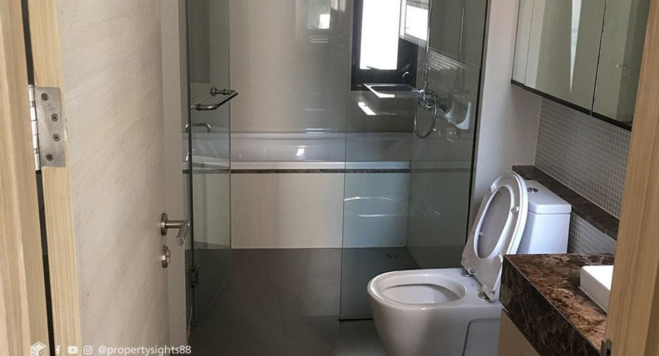 Condo en alquiler de 3 habitaciones en Watthana, Bangkok