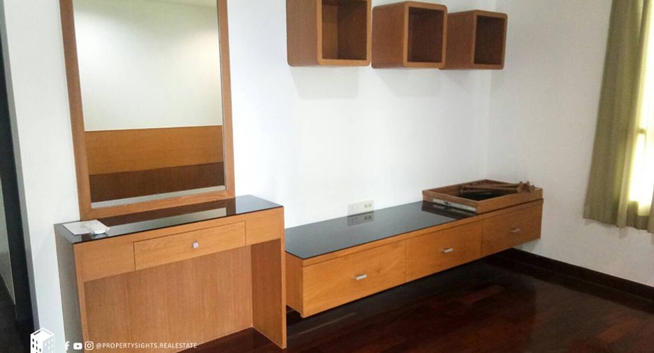 For rent 3 bedrooms condo in Pathum Wan, Bangkok