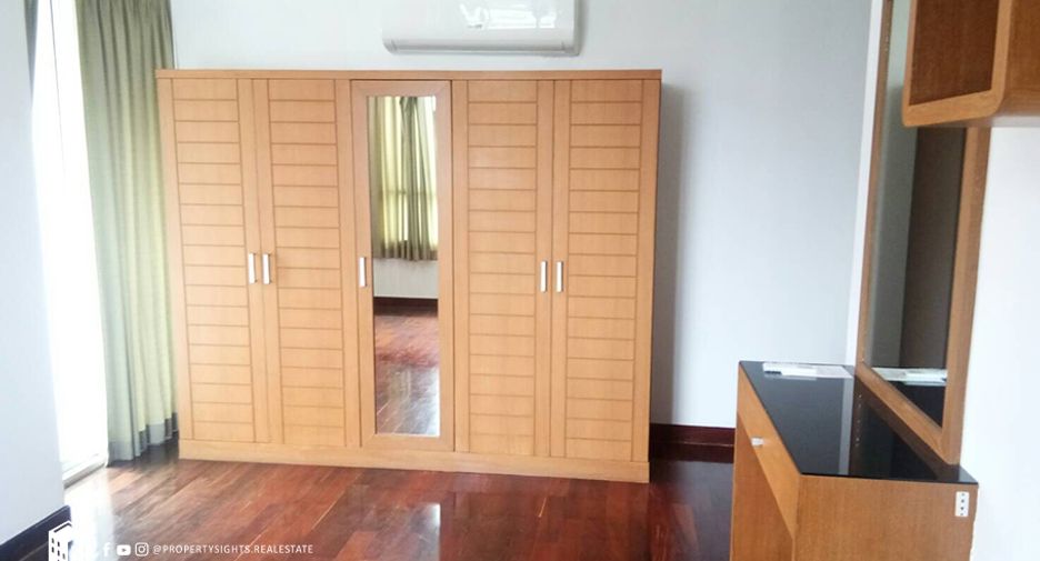 For rent 3 bedrooms condo in Pathum Wan, Bangkok
