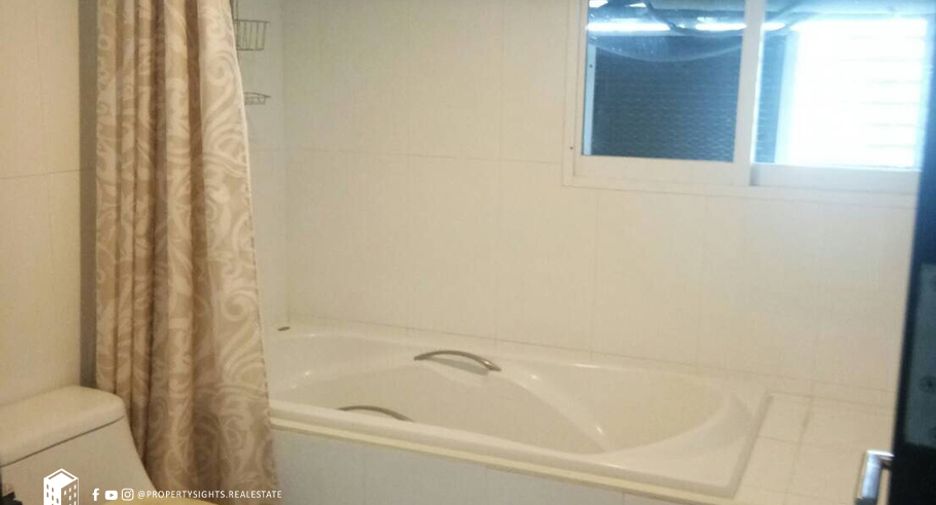 For rent 3 bedrooms condo in Pathum Wan, Bangkok