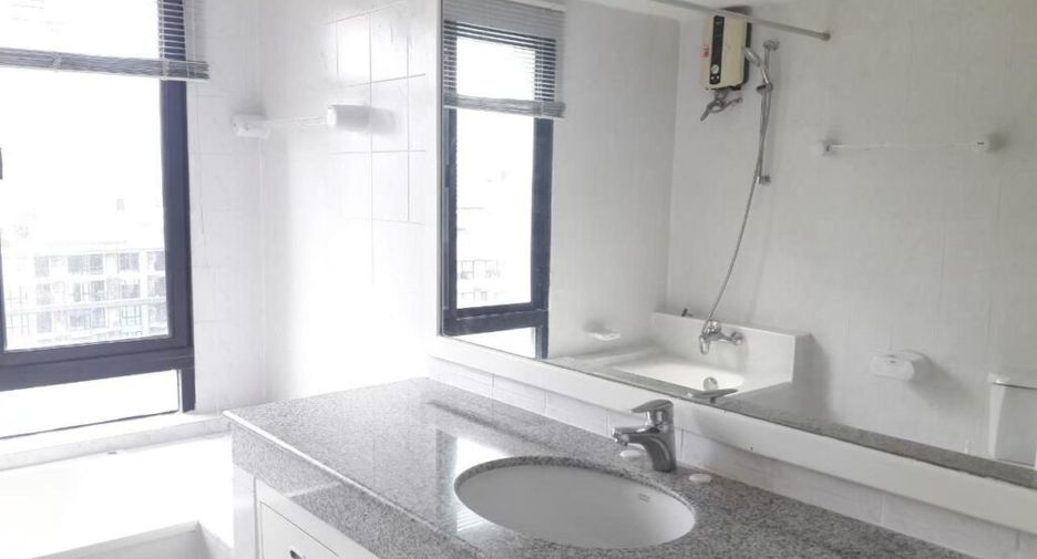 For rent 3 bedrooms condo in Pathum Wan, Bangkok