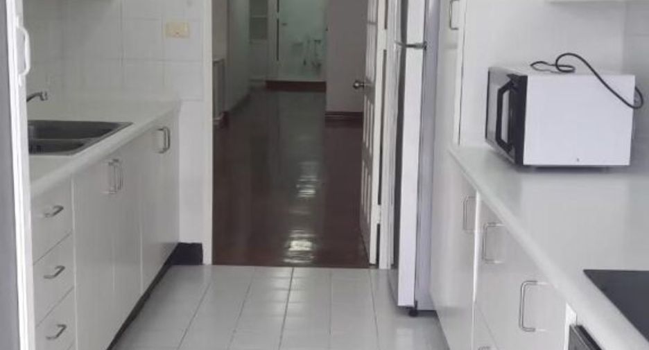 For rent 3 bedrooms condo in Pathum Wan, Bangkok