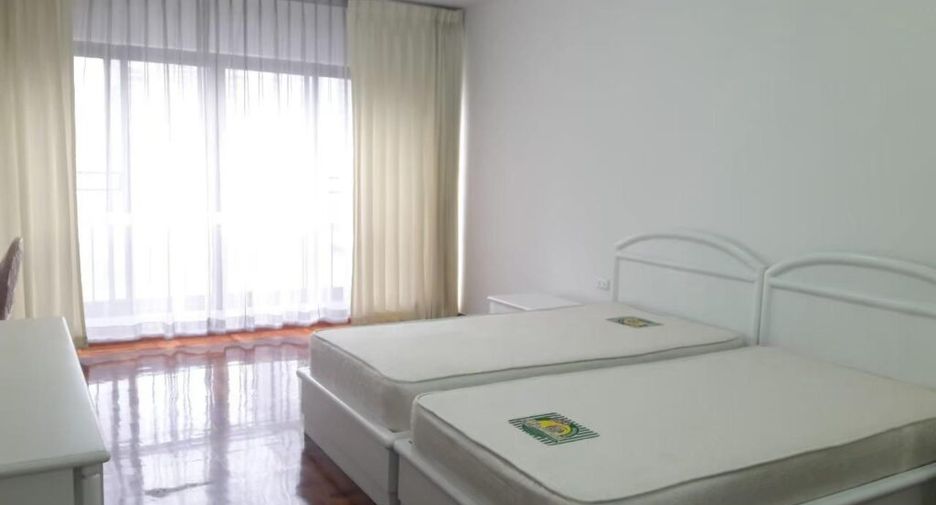 For rent 3 bedrooms condo in Pathum Wan, Bangkok