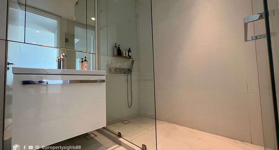 For rent 2 bedrooms condo in Pathum Wan, Bangkok