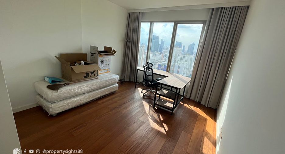 For rent 2 bedrooms condo in Pathum Wan, Bangkok