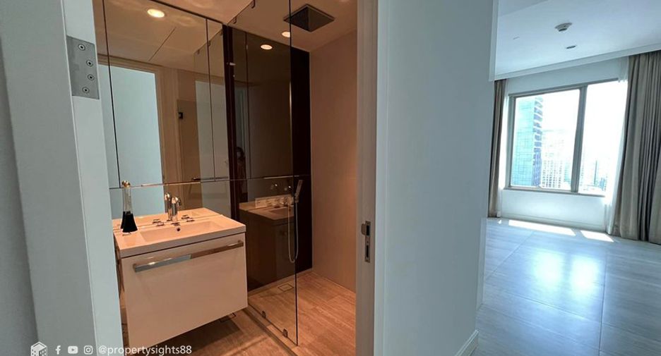 For rent 3 bedrooms condo in Pathum Wan, Bangkok