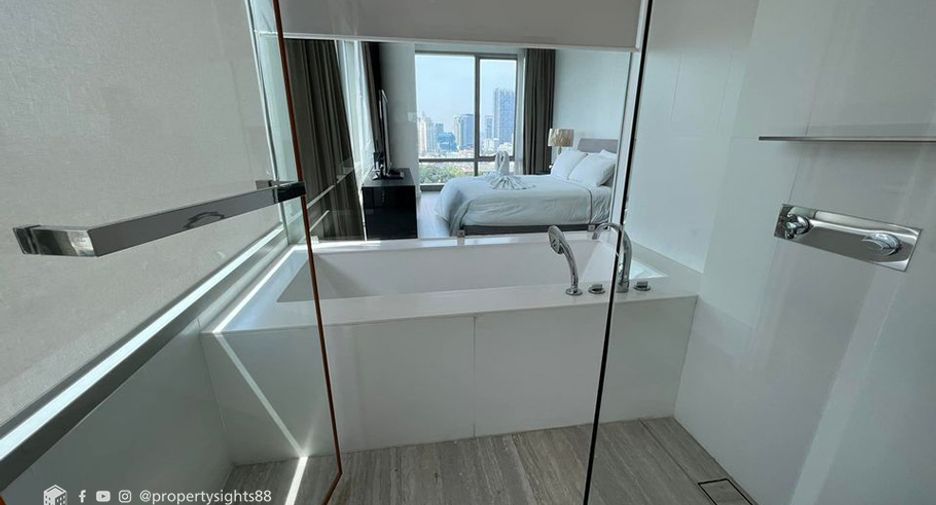For rent 3 bedrooms condo in Pathum Wan, Bangkok