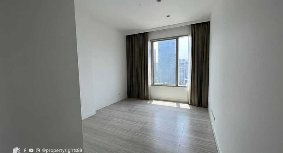 For rent 3 bedrooms condo in Pathum Wan, Bangkok
