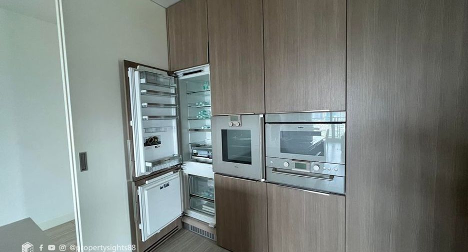 For rent 3 bedrooms condo in Pathum Wan, Bangkok