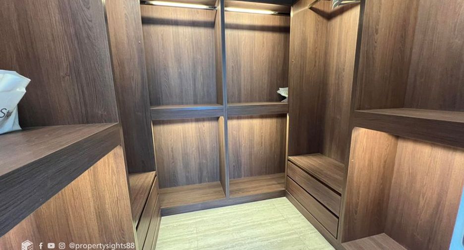 For rent 3 bedrooms condo in Pathum Wan, Bangkok