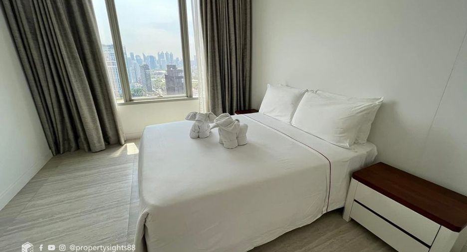 For rent 3 bedrooms condo in Pathum Wan, Bangkok