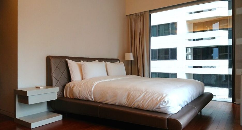 For rent 2 bedrooms condo in Pathum Wan, Bangkok