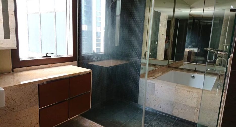 For rent 2 bedrooms condo in Pathum Wan, Bangkok