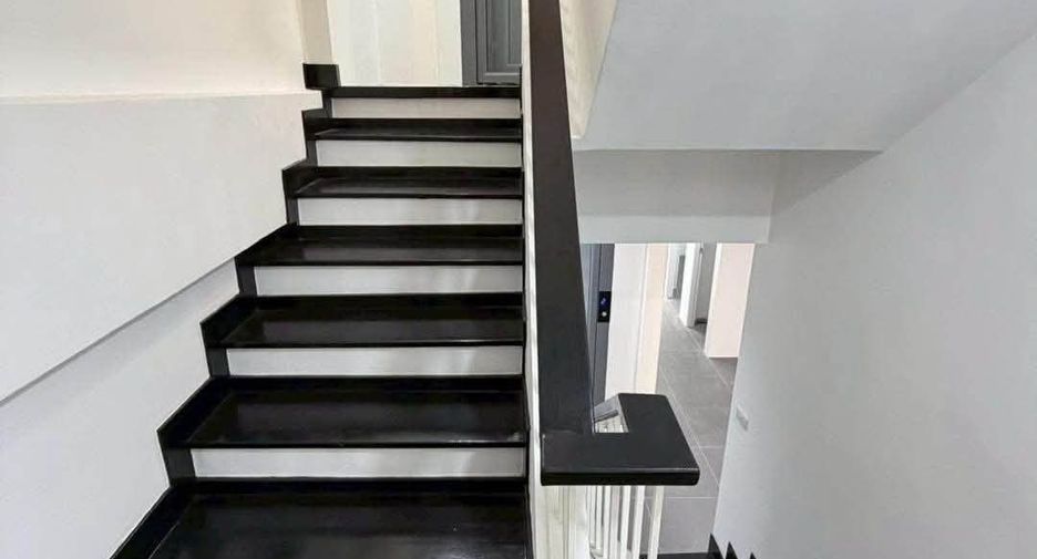 For sale 4 bedrooms townhouse in Phra Khanong, Bangkok