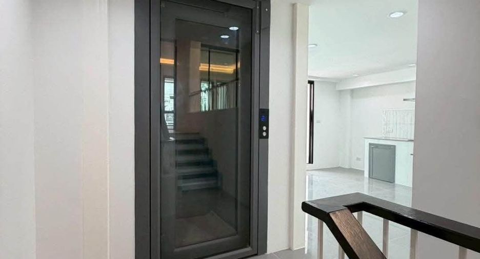 For sale 4 bedrooms townhouse in Phra Khanong, Bangkok