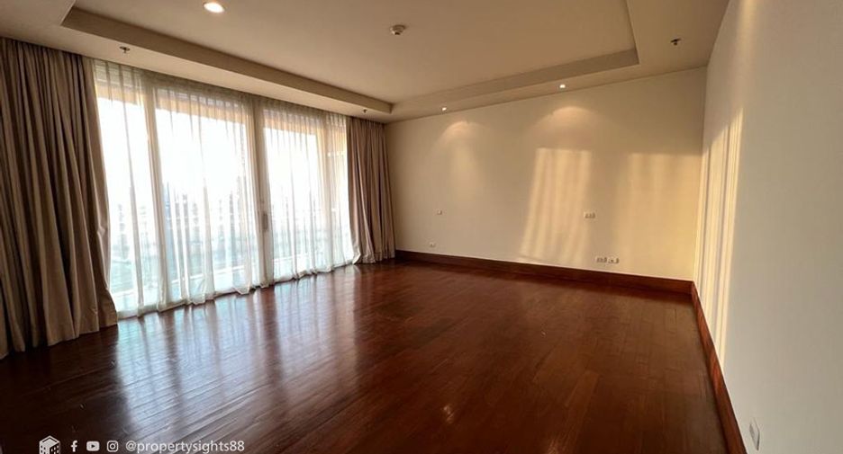 For rent 3 bedrooms condo in Pathum Wan, Bangkok