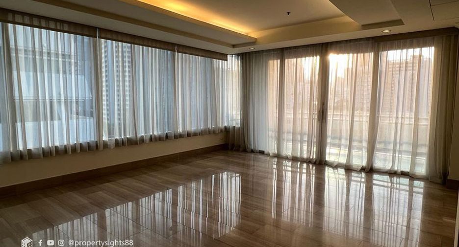 For rent 3 bedrooms condo in Pathum Wan, Bangkok
