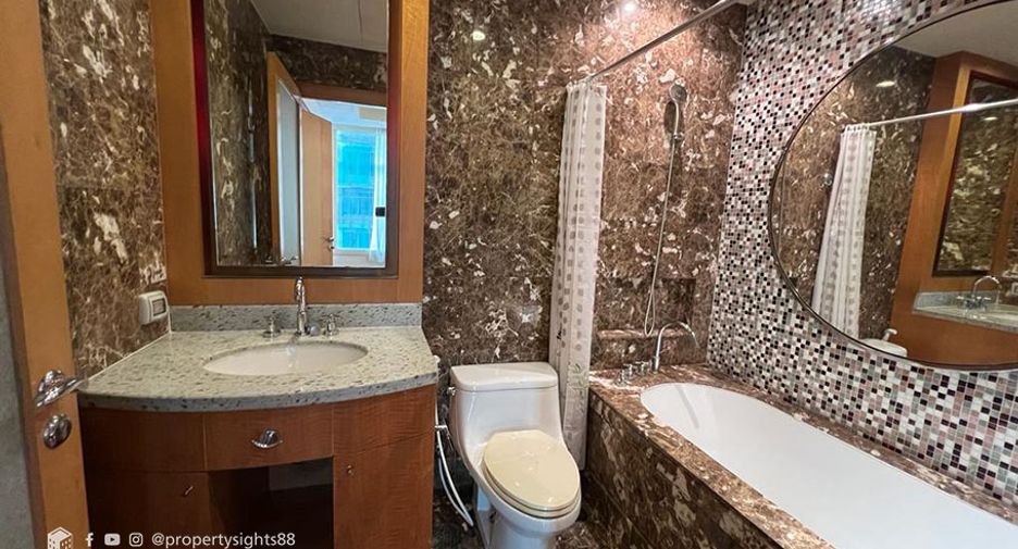 For rent 3 bedrooms condo in Pathum Wan, Bangkok