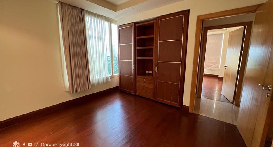 For rent 3 bedrooms condo in Pathum Wan, Bangkok