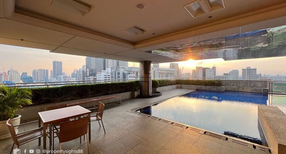 For rent 3 bedrooms condo in Pathum Wan, Bangkok