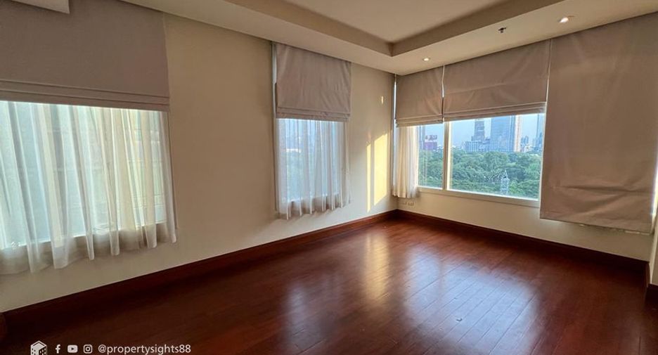 For rent 3 bedrooms condo in Pathum Wan, Bangkok