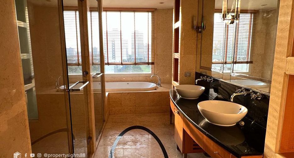 For rent 3 bedrooms condo in Pathum Wan, Bangkok