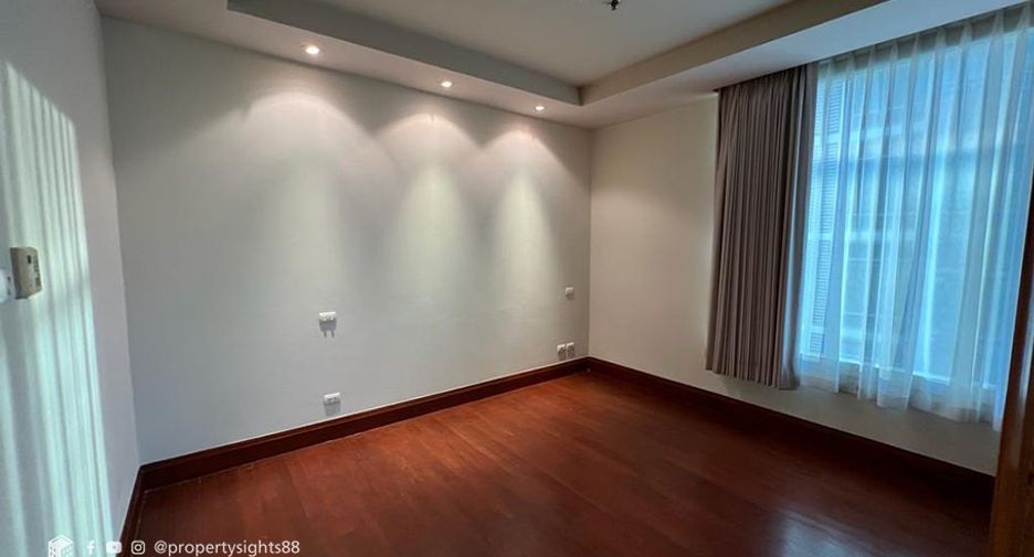 For rent 3 bedrooms condo in Pathum Wan, Bangkok