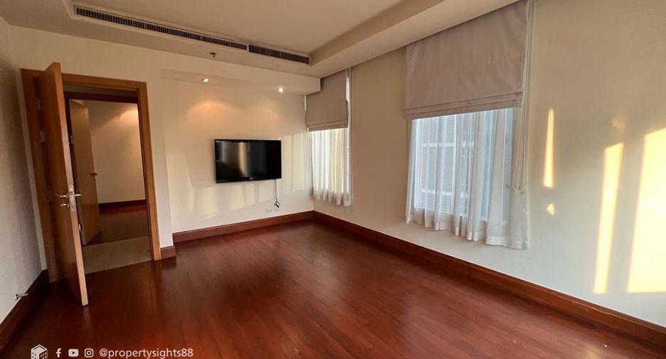 For rent 3 bedrooms condo in Pathum Wan, Bangkok