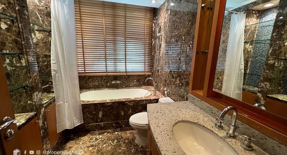 For rent 3 bedrooms condo in Pathum Wan, Bangkok