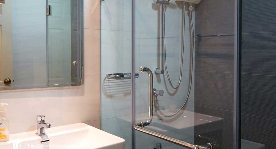 For rent 2 bedrooms condo in Bang Rak, Bangkok