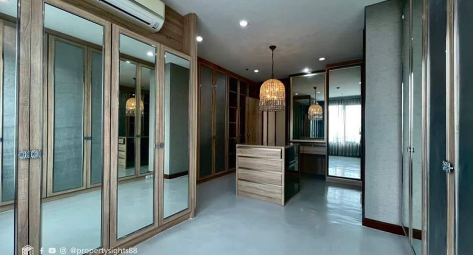 For rent 2 bedrooms condo in Watthana, Bangkok