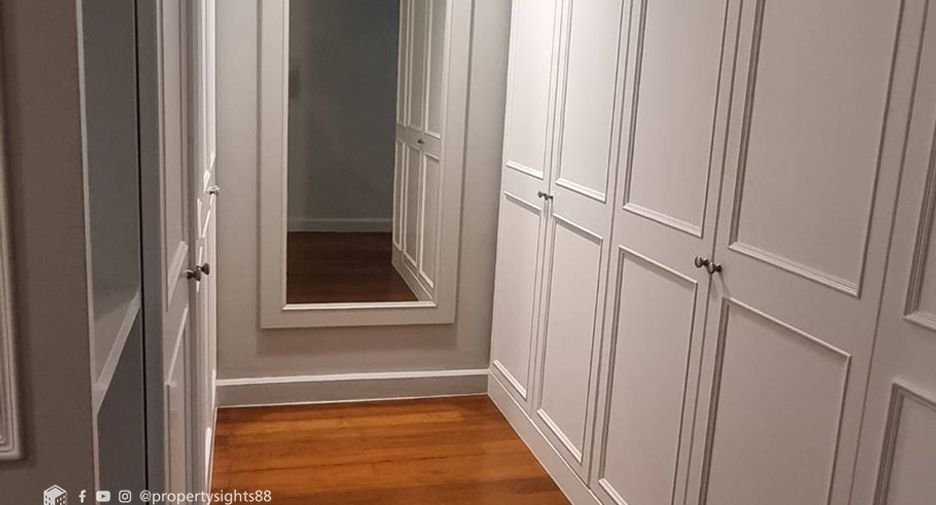 For sale 3 bedrooms condo in Khlong Toei, Bangkok