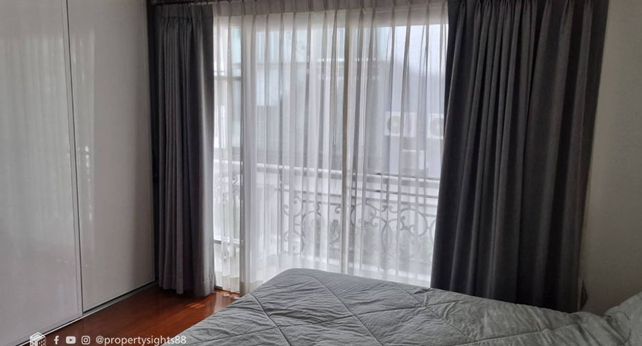 For sale 3 bedrooms condo in Khlong Toei, Bangkok