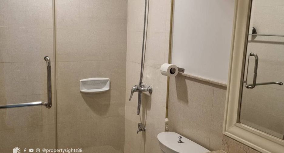 For sale 3 bedrooms condo in Khlong Toei, Bangkok
