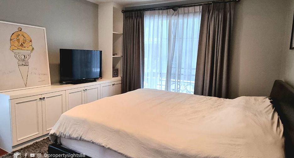 For sale 3 bedrooms condo in Khlong Toei, Bangkok
