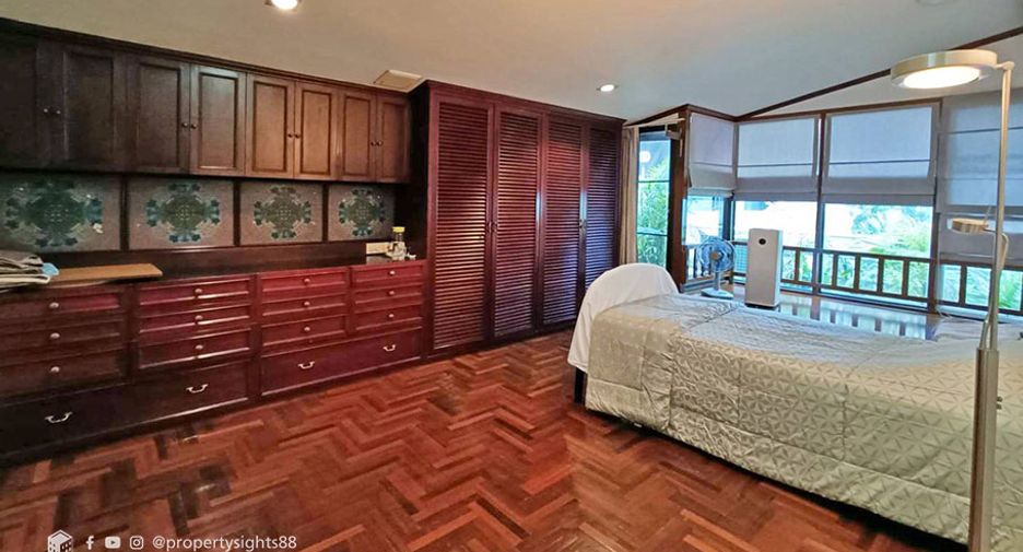 For sale 4 bedrooms condo in Khlong Toei, Bangkok