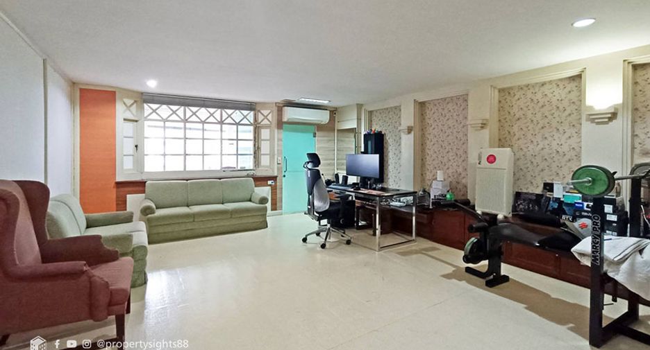For sale 4 bedrooms condo in Khlong Toei, Bangkok