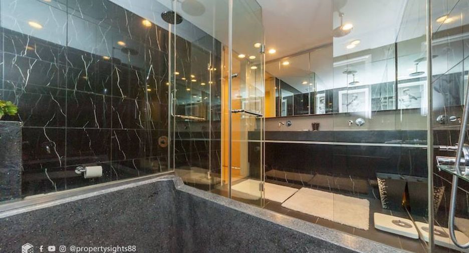 For sale 3 bedrooms condo in Watthana, Bangkok