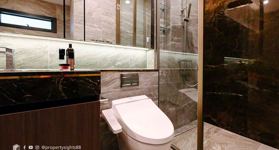 Condo en alquiler de 3 habitaciones en Khlong Toei, Bangkok
