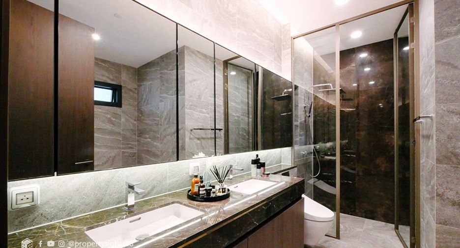 Condo en alquiler de 3 habitaciones en Khlong Toei, Bangkok