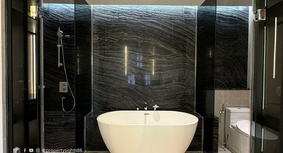 For rent 2 bedrooms condo in Watthana, Bangkok
