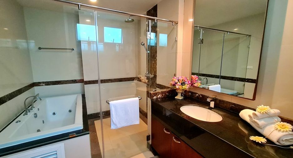Wohnung zur Miete mit 3 Zimmer in Watthana, Bangkok