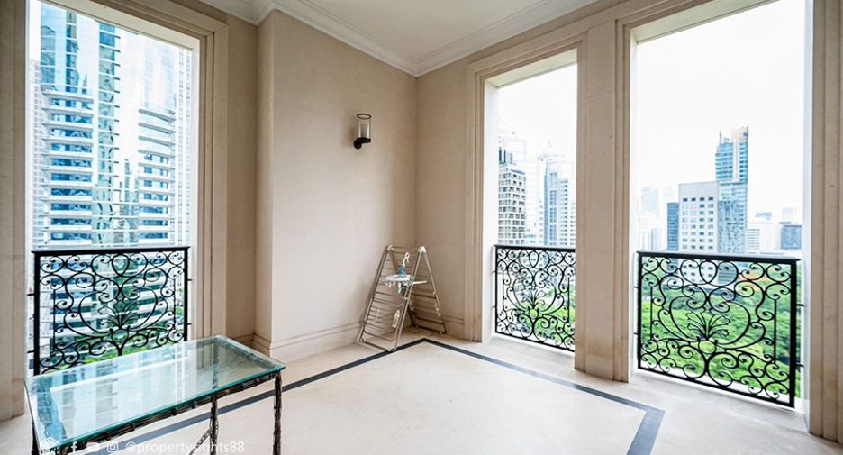 For rent 3 bedrooms condo in Pathum Wan, Bangkok