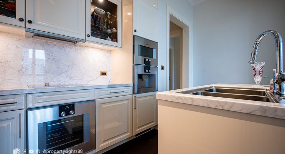 For rent 3 bedrooms condo in Pathum Wan, Bangkok