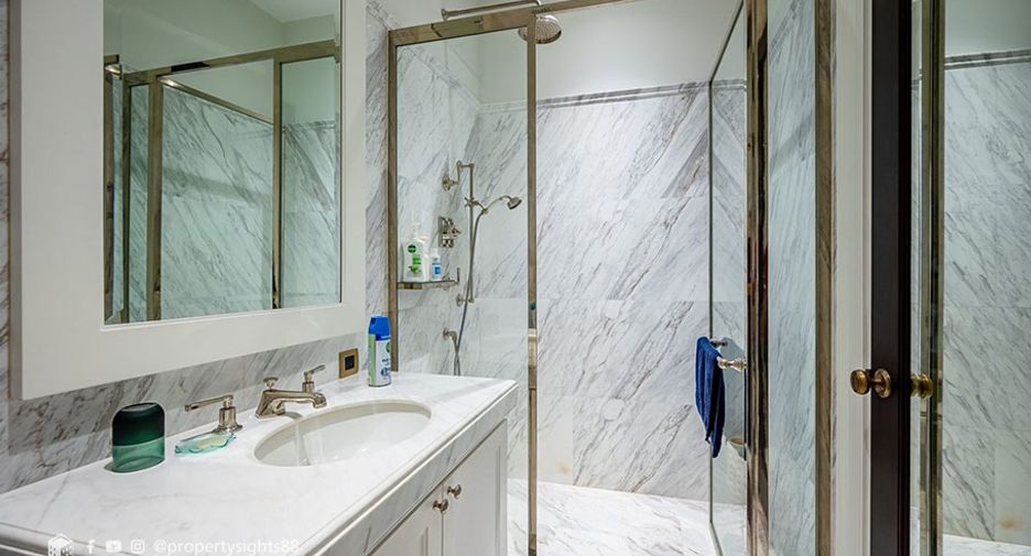 For rent 3 bedrooms condo in Pathum Wan, Bangkok